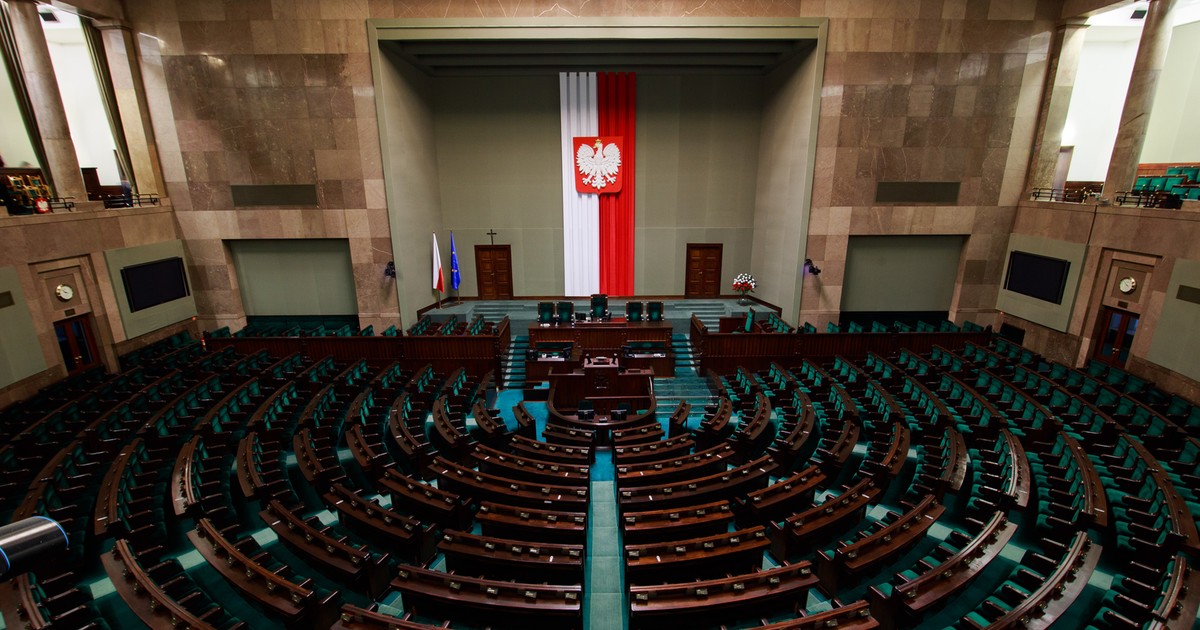 Przetasowania na polskiej scenie politycznej na koniec roku. Najnowszy sondaż poparcia