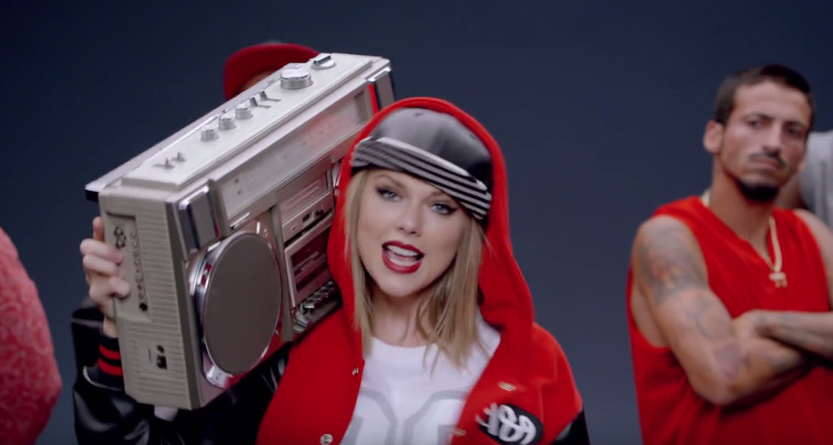 Taylor Swift w klipie do "Shake It Off" (screen z klipu)