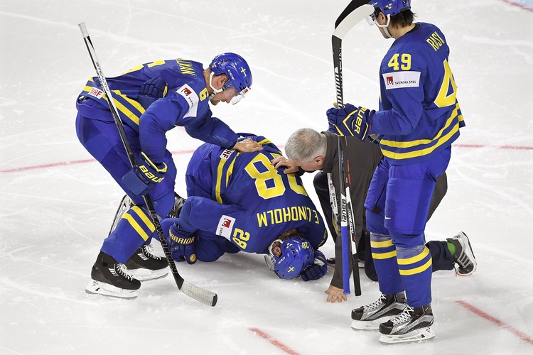 Elias Lindholm (w środku)