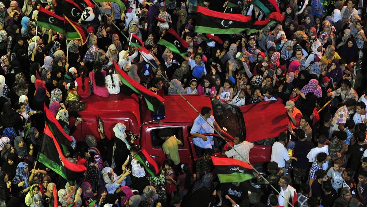 Mustafa Abdul Jalil, stojący na czele Narodowej Rady Tymczasowej, opozycyjnego ośrodka władzy wobec Muammara Kaddafiego, stwierdził na antenie telewizji al-Jazeera, że zrezygnuje ze stanowiska, jeśli rebelianci będą uciekać się do aktów zemsty. - Są ekstremistyczne ugrupowania islamskie, które starają się brać odwet i wywoływać turbulencje w libijskim społeczeństwie. Nie chcę stać na czele Narodowej Rady Tymczasowej i pracować dla takich rebeliantów - dodał.