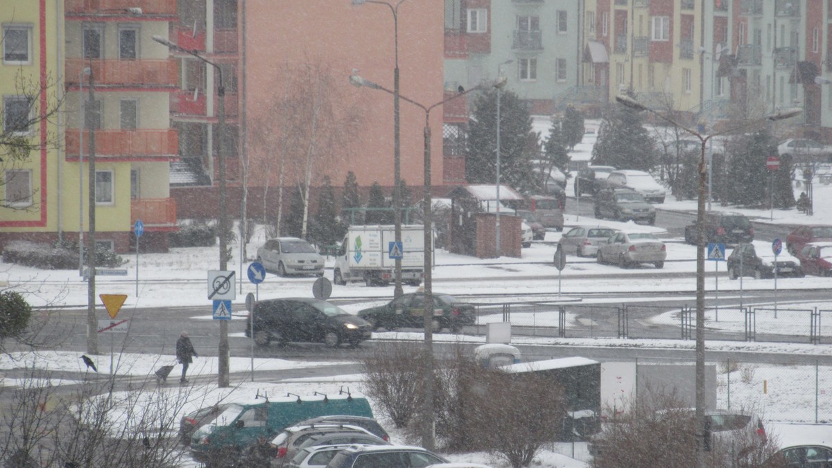 Policja apeluje o ostrożną jazdę i przestrzega przed zmieniającymi się warunkami drogowymi. W województwie sypnęło śniegiem, a funkcjonariusze odnotowali dziś już dwie kolizje. W Czarnowąsach dachował 19-latek, a w Niemodlinie zderzyły się trzy samochody.