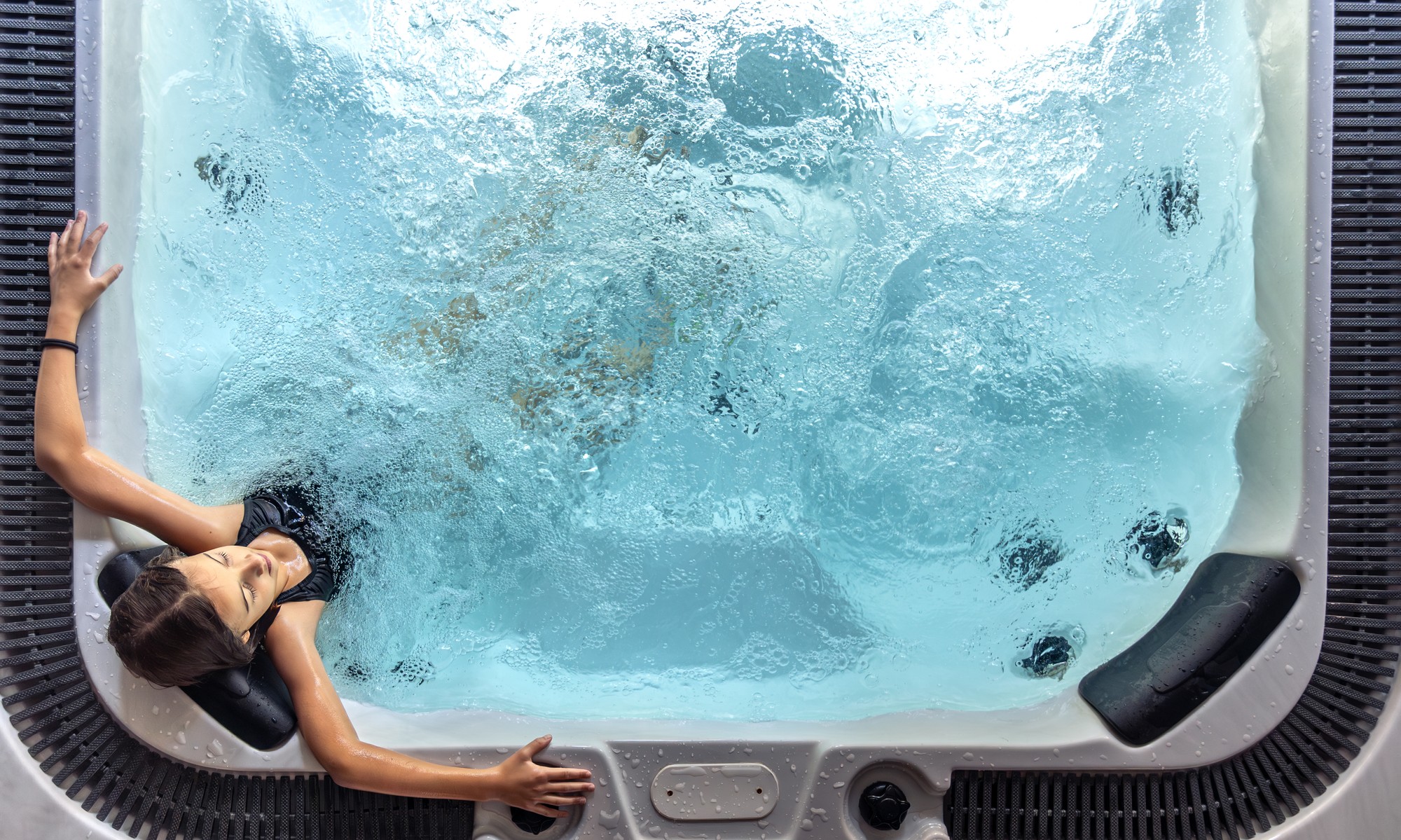 Vďaka hydromasážnym tryskám sa kompaktný bazén môže premeniť aj na domácu spa zónu.