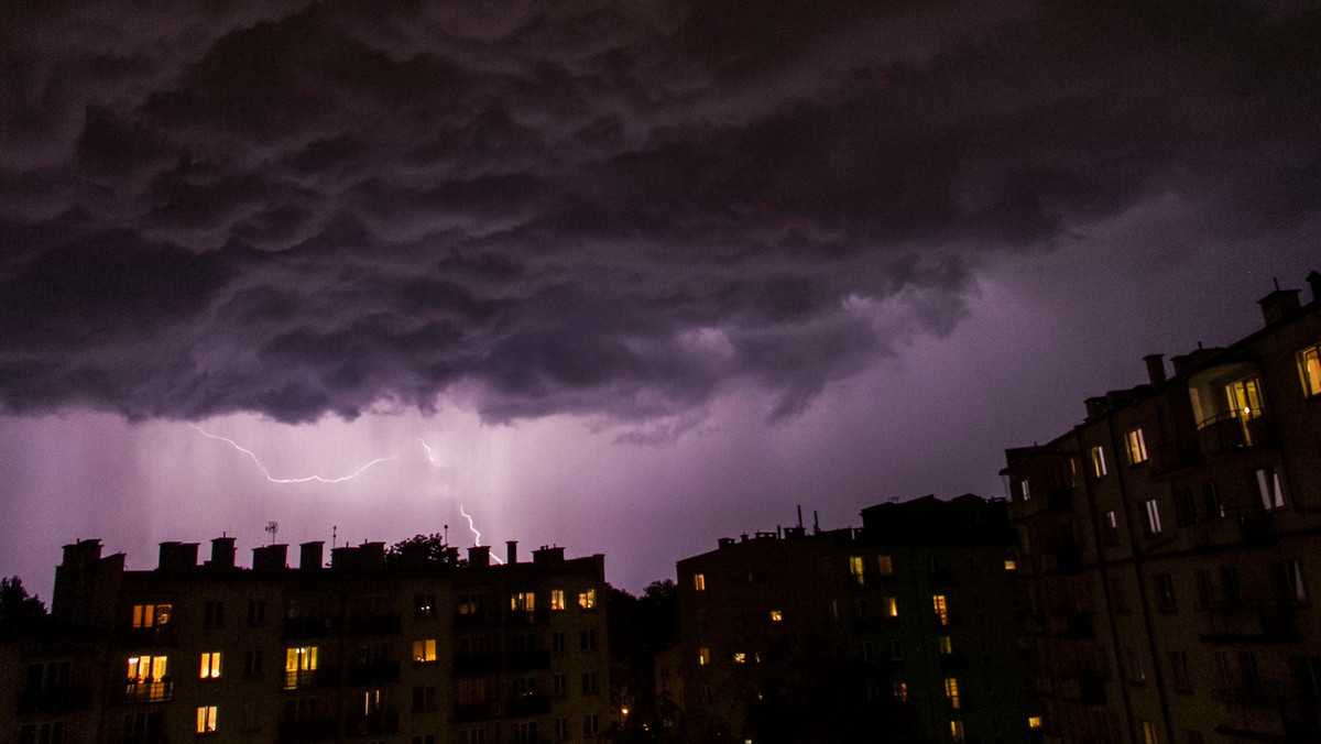 Instytut Meteorologii i Gospodarki Wodnej wydał komunikat ostrzegający przed burzami w aż 13 województwach. Nawałnicom towarzyszyć będzie silny wiatr oraz lokalnie opady gradu.