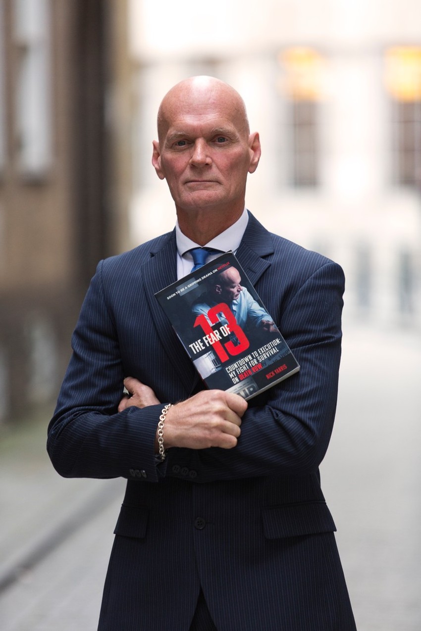 Nik Jaris sa jednom od svojih knjiga "Strah od broja 13"