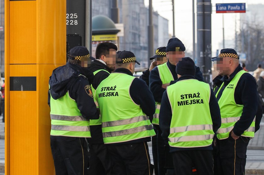 Strażnicy przy fotoradarze