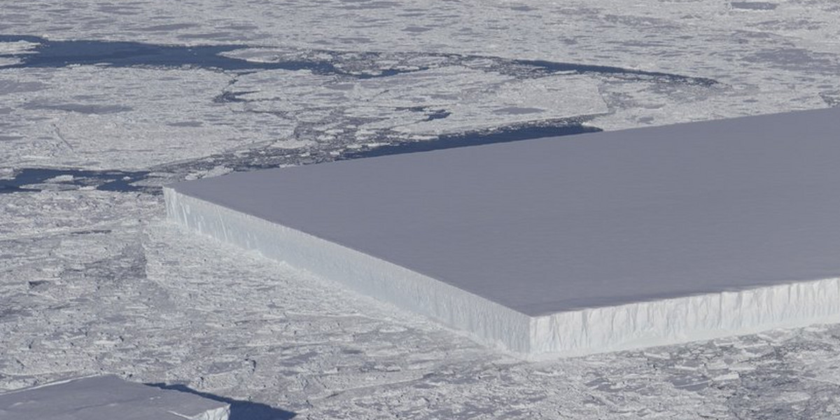 NASA zrobiła zdjęcie bardzo regularnej góry lodowej. Z powodu ich kształtów nazywamy je stołowymi