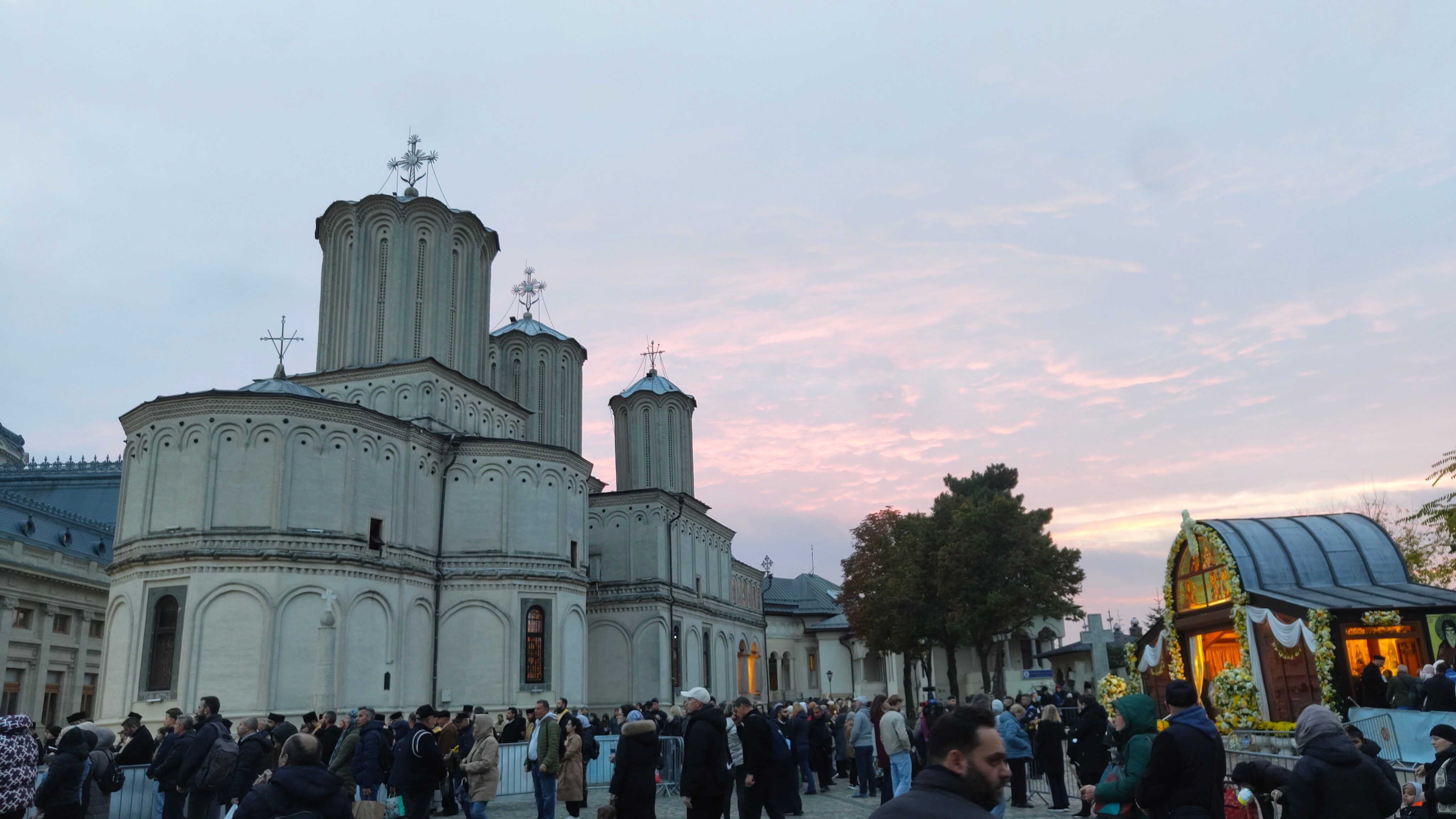 Aflux uriaș de credincioși pe Dealul Patriarhiei: coada la moaștele Sfântului Dimitrie Basarabov se întinde spre Parcul Carol
