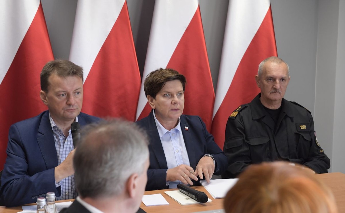 Szef MSWiA Mariusz Błaszczak, premier Beata Szydło i komendant główny Straży Pożarnej Leszek Suski