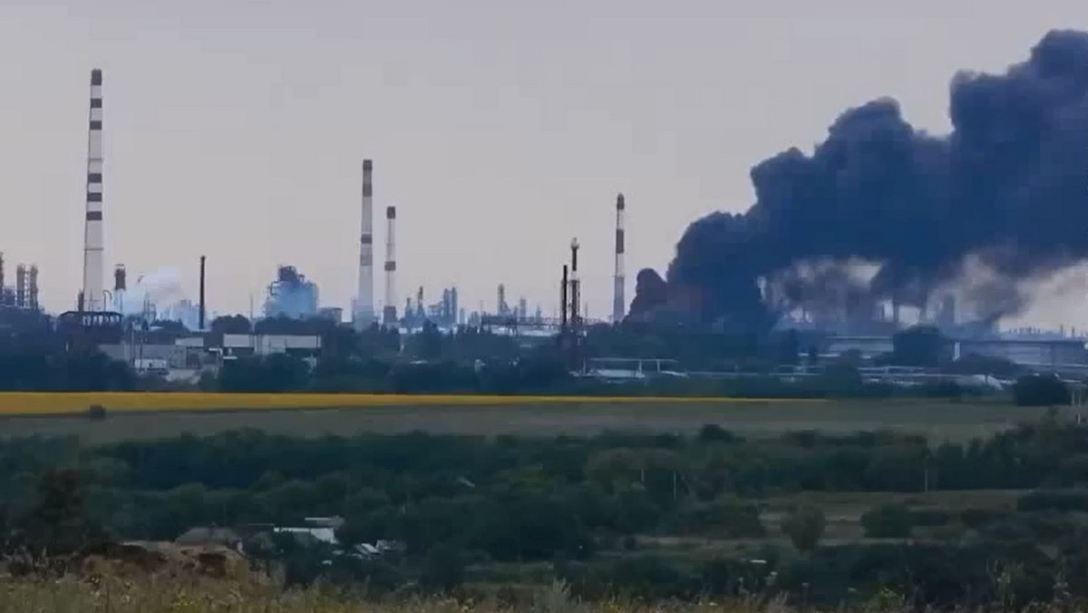 Nie ma prądu i bieżącej wody na większości obszaru kontrolowanego przez separatystów Ługańska we wschodniej Ukrainie; trwa ostrzał miasta liczącego ponad 400 tys. mieszkańców, płonie główna rafineria obwodu ługańskiego - informuje portal BBC News.