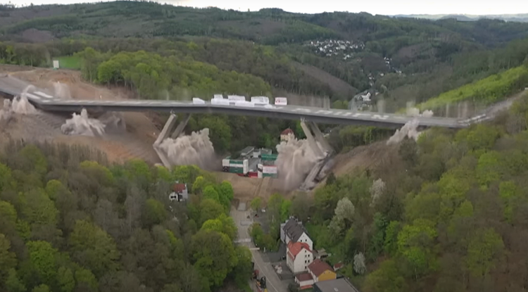 Egyedi látványt nyújtott a felrobbantott német viadukt