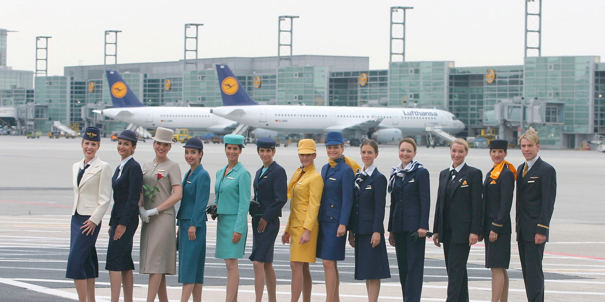 Obecne mundury stewardess i stewardów Lufthansy wprowadzono w 2002 roku, czyli blisko 16 lat temu.