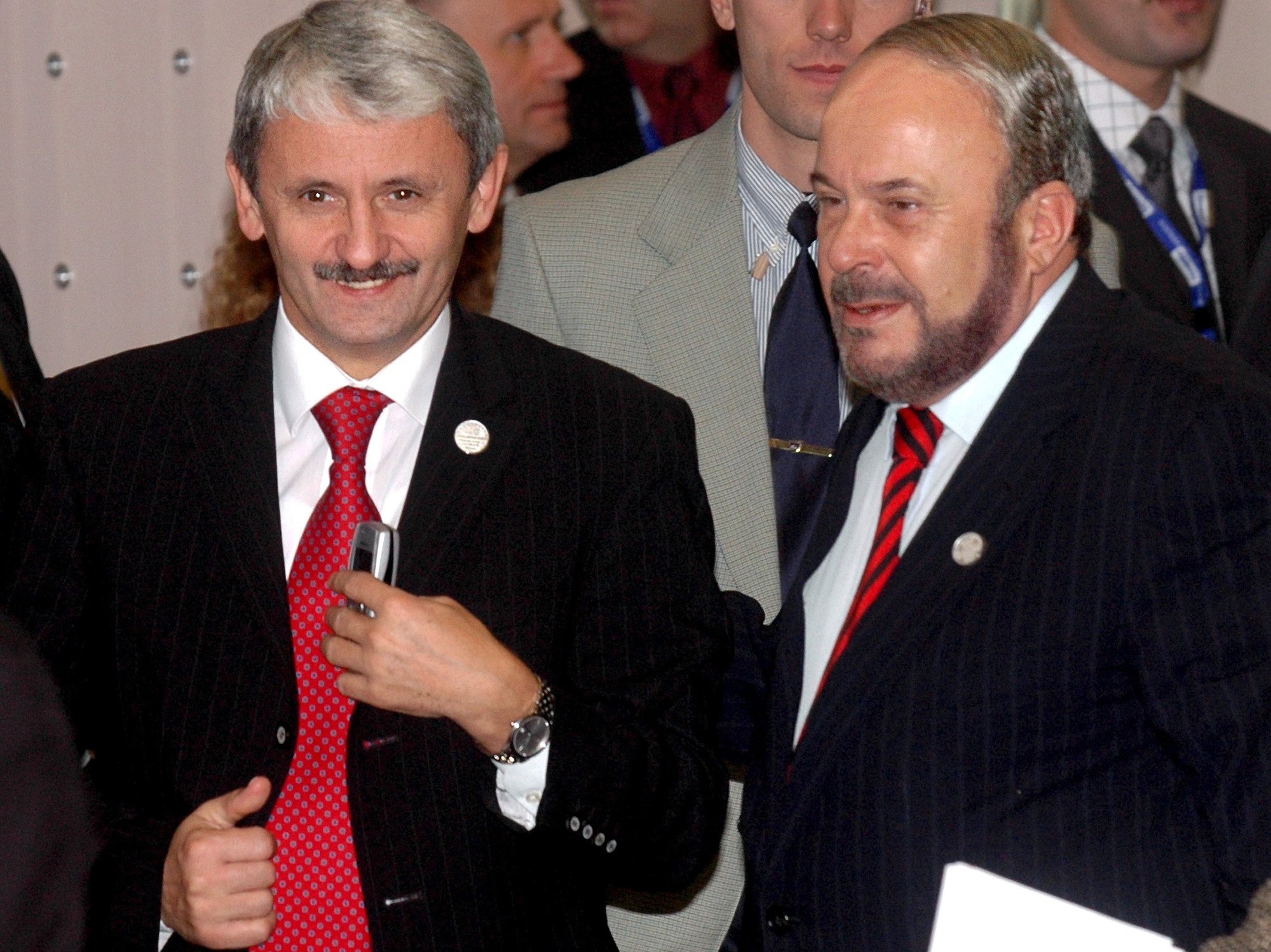 Bývalý slovenský premiér Mikuláš  Dzurinda (vľavo) a bývalý albánsky premiér Fatos Nano.