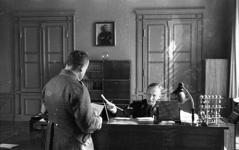 Dowodzący atakiem na radiostację Alfred Naujocks (stoi tyłem) był zaufanym człowiekiem Reinharda Heydricha (siedzi przy biurku). Zdjęcie z 1934 r.