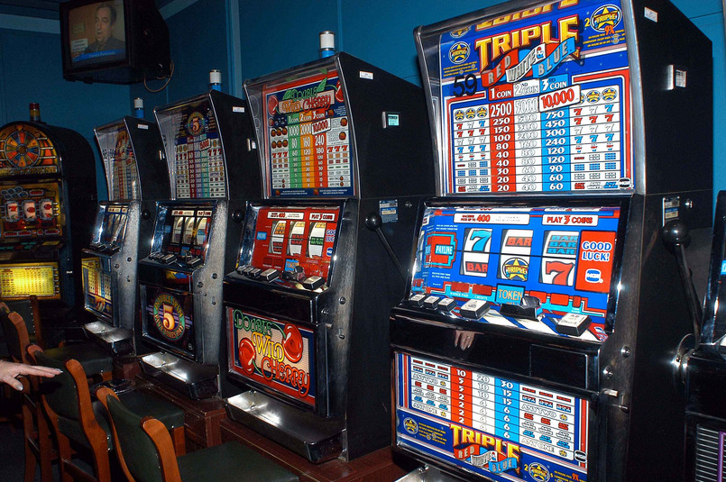 Sprawa dotyczyła kary pieniężnej nałożonej przez dyrektora izby celnej za urządzanie gier na automatach poza kasynem gry.