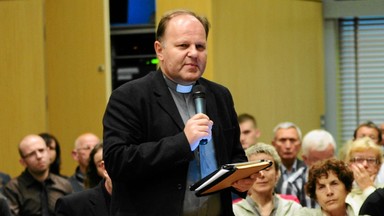 Ks. Sowa: z prezydenta Komorowskiego uczyniono apostatę