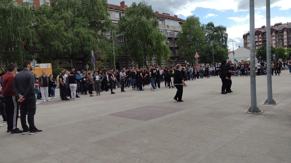 Aleksini drugovi nose majicu sa njegovim likom