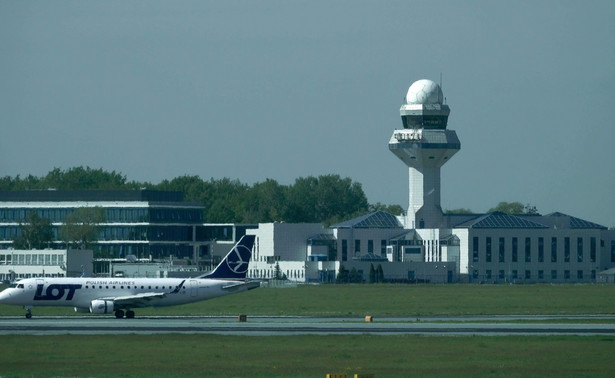 Wieża kontroli lotów na lotnisku Chopina