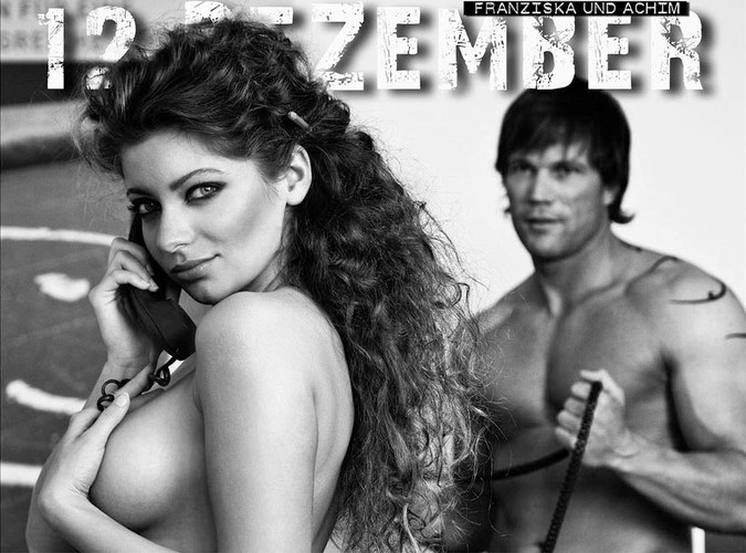 Marzenie każdego mężczyzny: seksowne dziewczyny i szybkie samochody. Kalendarz przygotowany przez niemiecką firmę Stahlgruber zawiera zdjęcia ponętnych modelek w scenerii warsztatu samochodowego