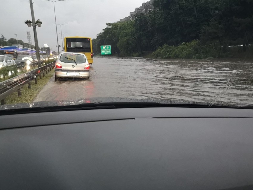 Autoput je poplavljen