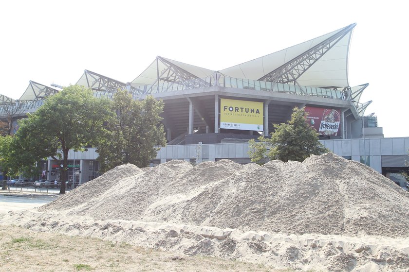 Centralny Ośrodek Sporty wystawił na sprzedaż piasek z boisk plażowych przy Torwarze. Musi udostępnić miejsce na parkingach.