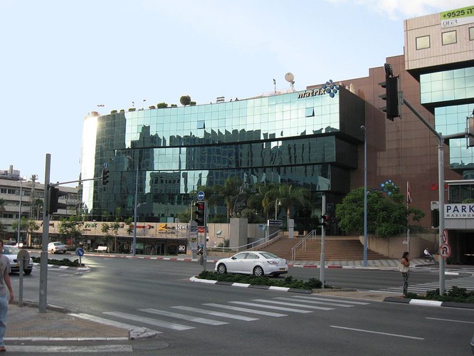 Przejmujący: Asseco. Kraj: Izrael. Cel: Formula. Rok: 2010. Kwota: 500 mln zł. Do 2010 r. krajowe firmy rzadko myślały o tym, by szukać celów ekspansji poza Europą. Na inwestycję w izraelską spółkę notowaną na amerykańskiej giełdzie Nasdaq zdecydowało się w 2010 r. Asseco. Dla polskiej firmy kierowanej przez Adama Górala była to największa, ale tylko jedna z wielu transakcji przejęć firm za granicą. Na zdjęciu była siedziba Formula Systems w izraelskim mieście Herclijja. Zdj.: Ori~ (praca własna) [Attribution]