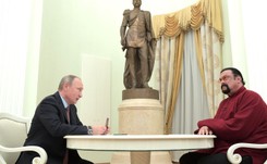Putin ma gest. Steven Seagal dostał od niego jedno z najwyższych odznaczeń Rosji
