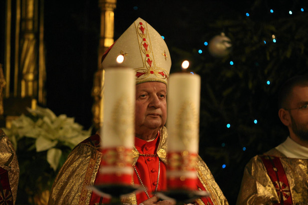 Kardynał Dziwisz atakuje polską szkołę