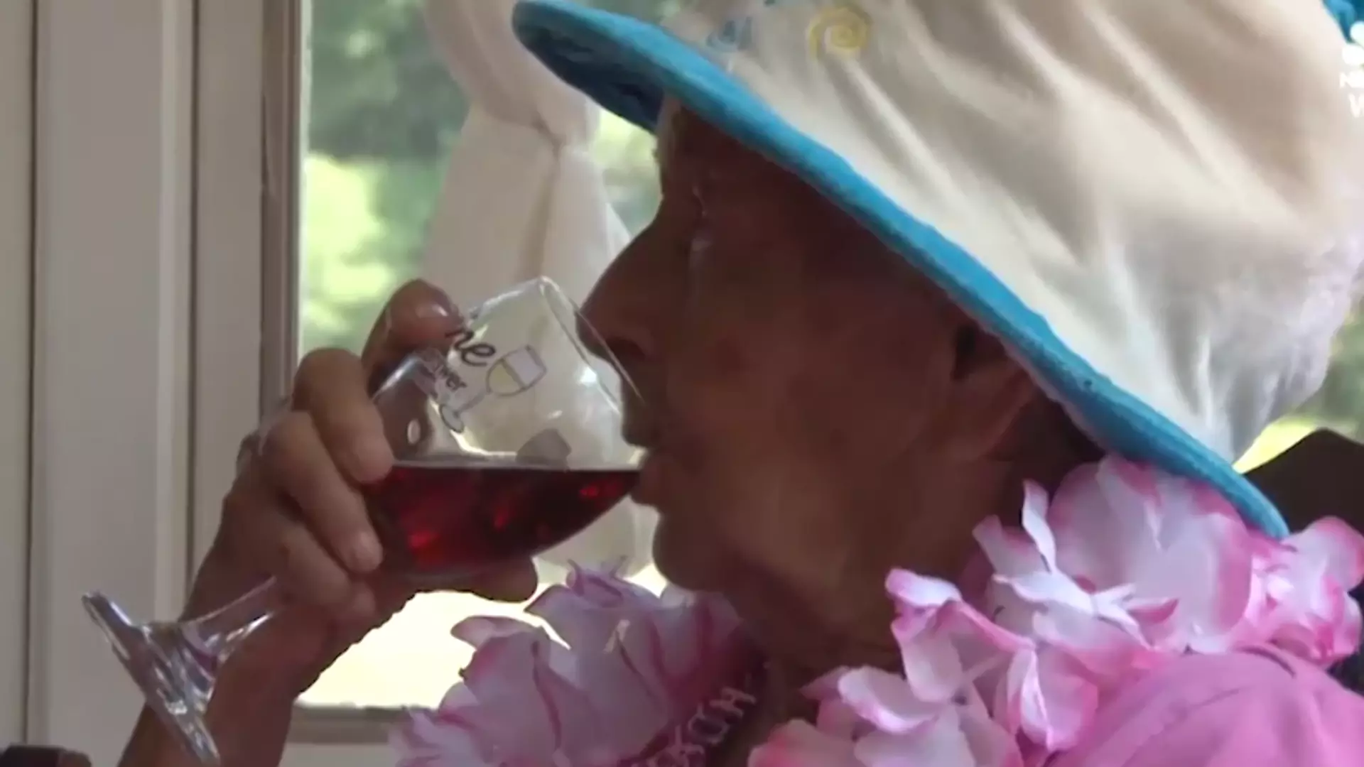 Ma 100 lat i mówi, że kluczem do długowieczności jest picie wina. To musi być prawda