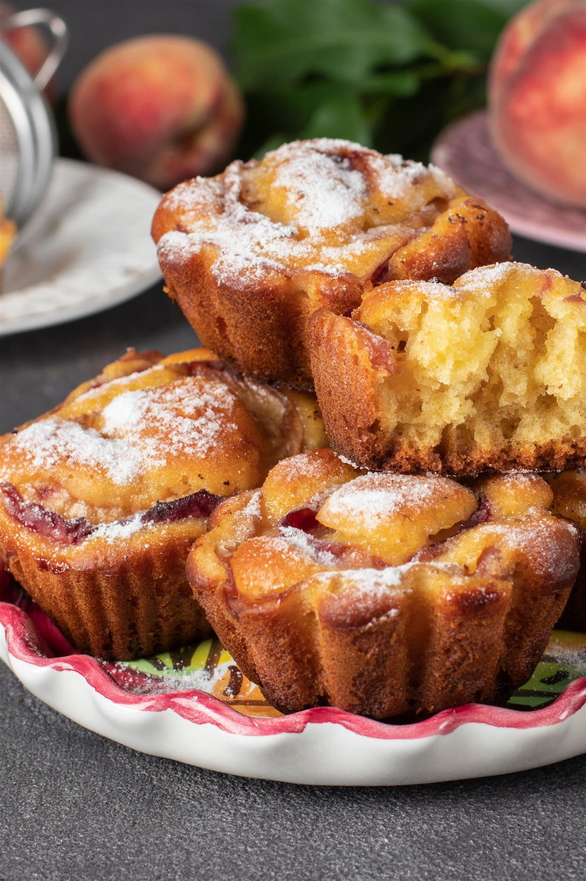 Muffinki z brzoskwiniami smakują obłędnie – z cukrem pudrem na wierzchu lub cukrową posypką.