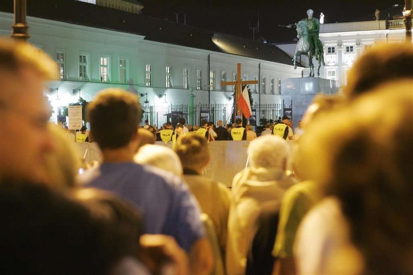 Piknik pod krzyżem przed Pałacem Prezydenckim