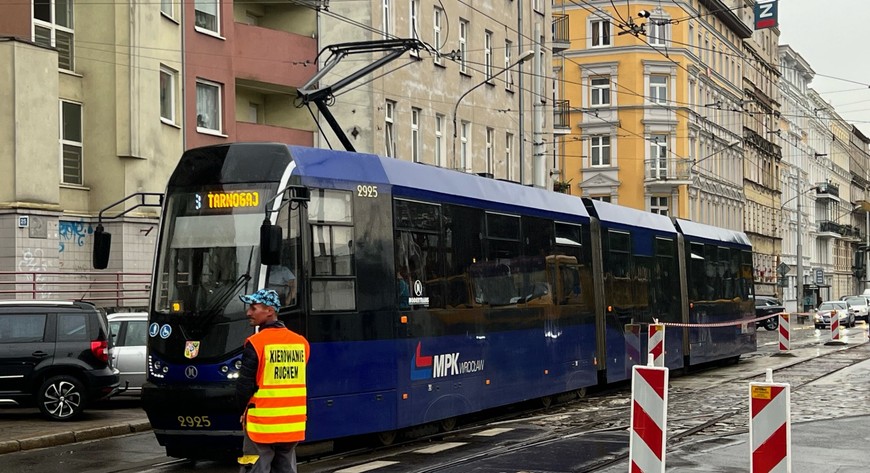 Linia 8 w weekend zmieni trasę Ruszają prace torowe przy ul Słowiańskiej