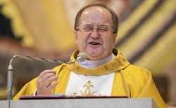 Wysokie dotacje dla ojca Rydzyka. "Na promowanie polskiej dyplomacji"