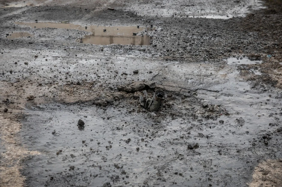 Ostaci rakete na putu u Marijupolju 24. februara