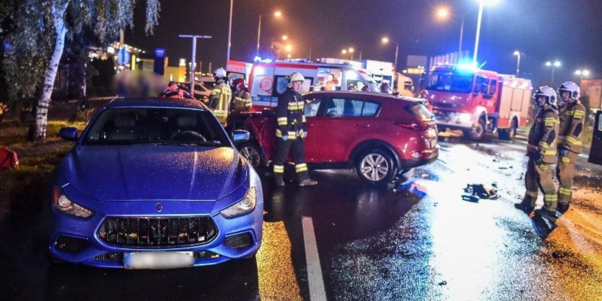 Trzy auta zderzyły się w Lesznie, w tym luksusowe maserati.