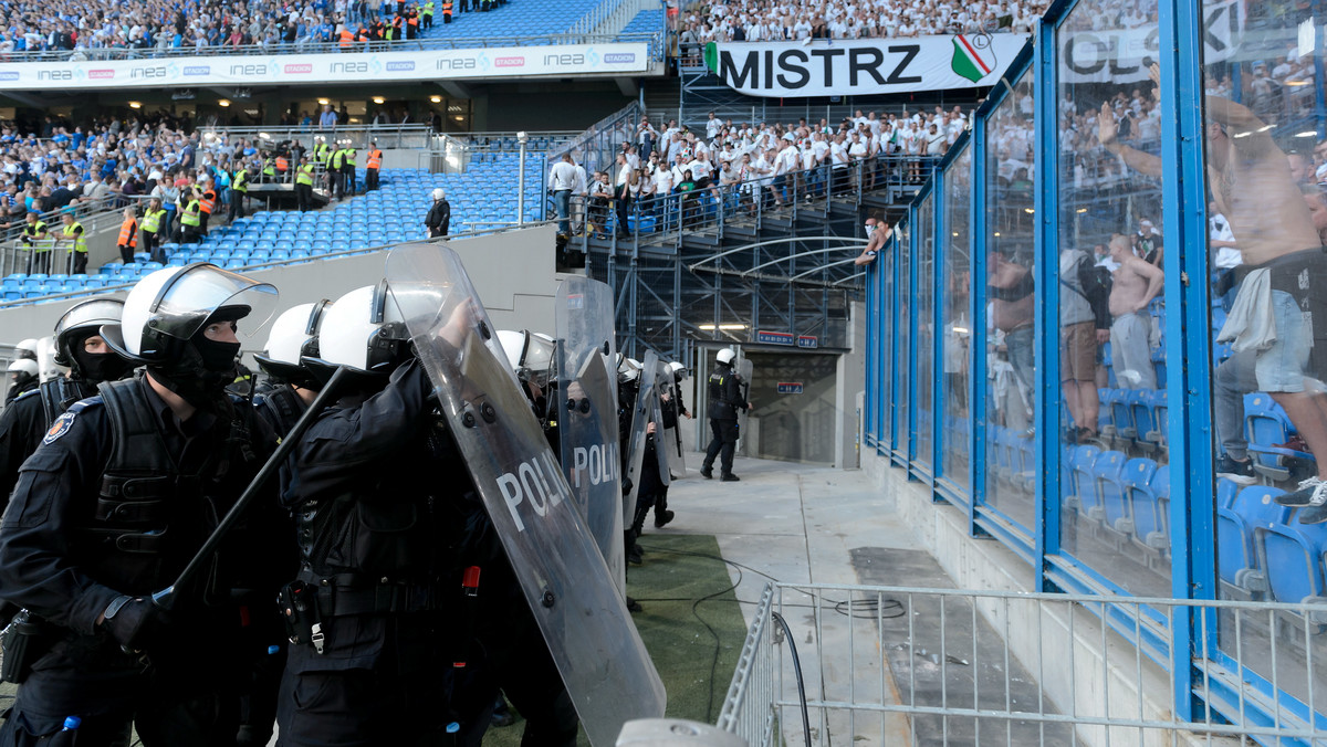 Policjanci z Poznania zatrzymali wczoraj pierwszych sześciu stadionowych chuliganów, którzy podczas niedzielnego meczu wtargnęli na boisko i przerwali mecz - poinformował na Twitterze rzecznik poznańskiej policji Andrzej Borowiak.