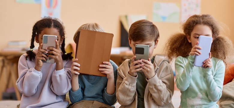 Zakaz smartfonów w szkołach? Hołownia zapowiada szybkie tempo prac nad nowymi przepisami