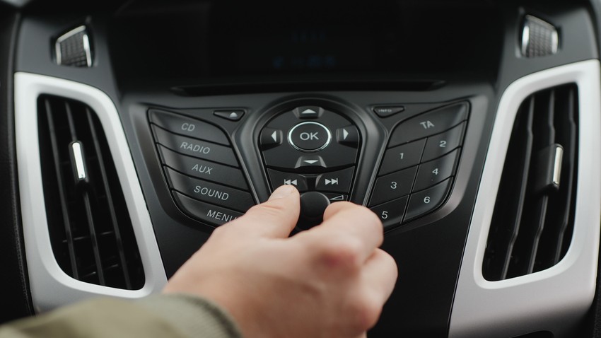 Slušanje radija u kolima