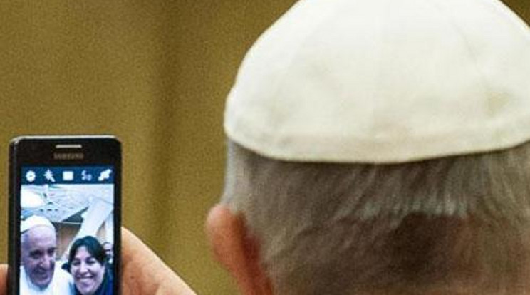 Így selfie-zik Ferenc pápa!