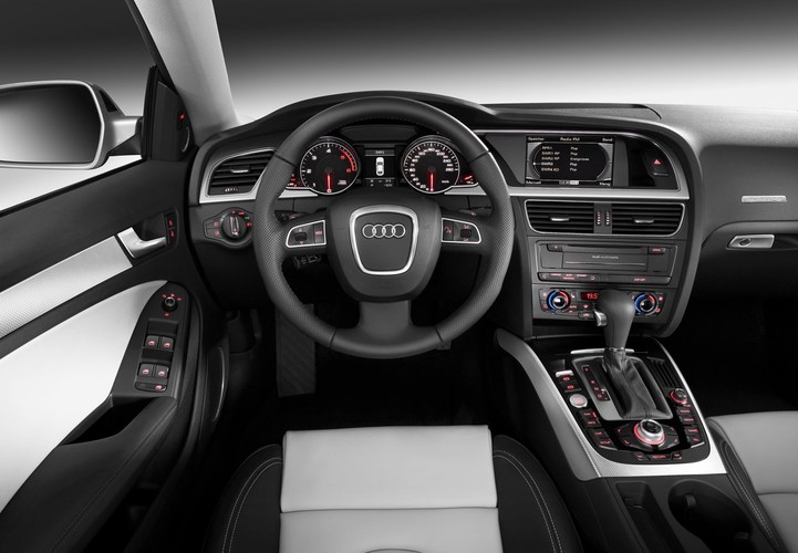 Gadżety? Najlepszym z nich będzie Audi drive select - pozwala on kierowcy na wybór jednej z trzech charakterystyk reakcji na pedał gazu, punktów zmiany przełożenia siedmiobiegowej przekładni S tronic lub multitronic oraz wspomagania układu kierowniczego