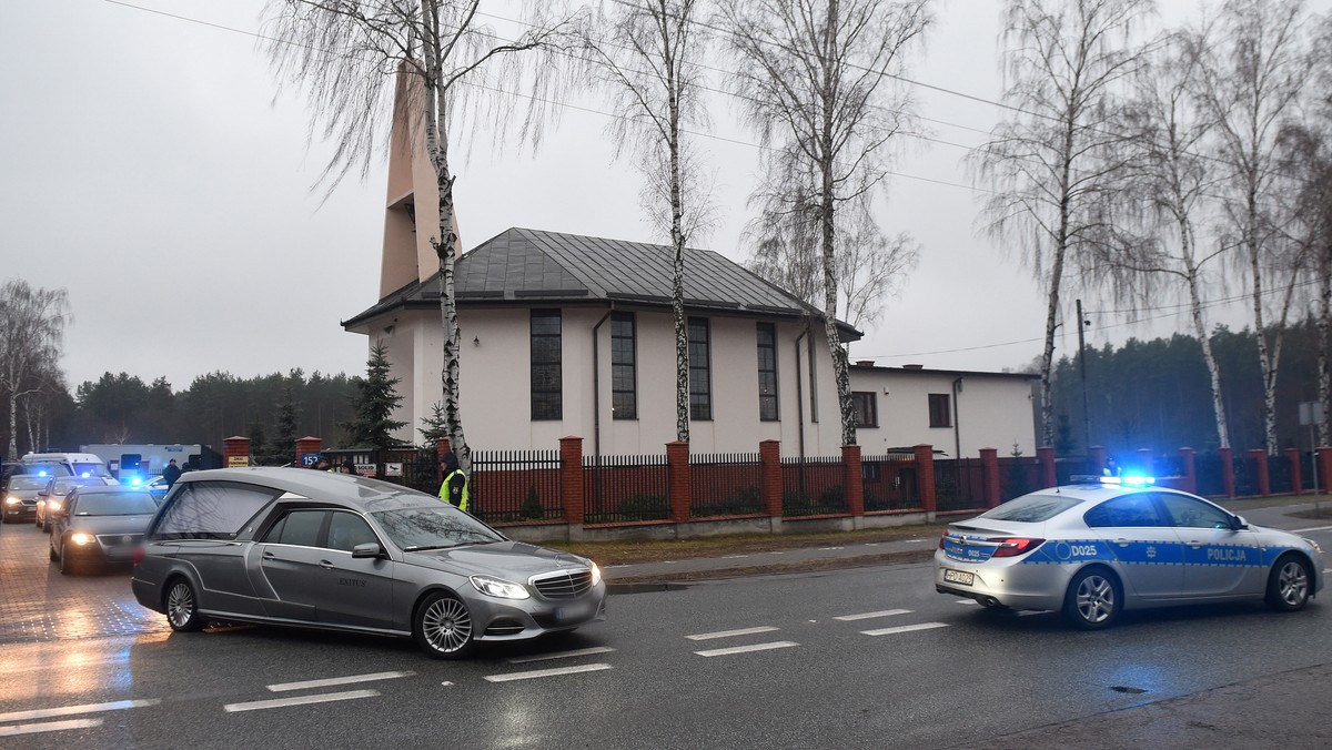 Na parafialnym cmentarzu w warszawskiej dzielnicy Wawer ekshumowano dziś ciało sekretarza generalnego Związku Sybiraków Edwarda Duchnowskiego, który zginął w katastrofie smoleńskiej.