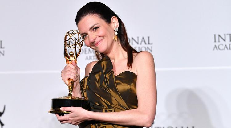 Gera Marina az Emmy-díjjal.