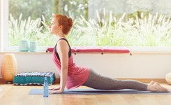 Joga pomaga pokonać napięciowy ból głowy. Jak ćwiczyć?