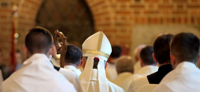 Kolos na glinianych nogach. Pozorna siła polskiego Kościoła