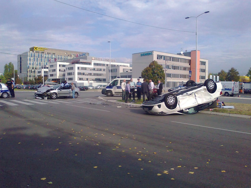 Prevrnuti automobil u kom je bila majka sa dvoje dece