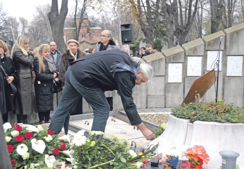 Gorčin Stojanović polaže cvet na grob