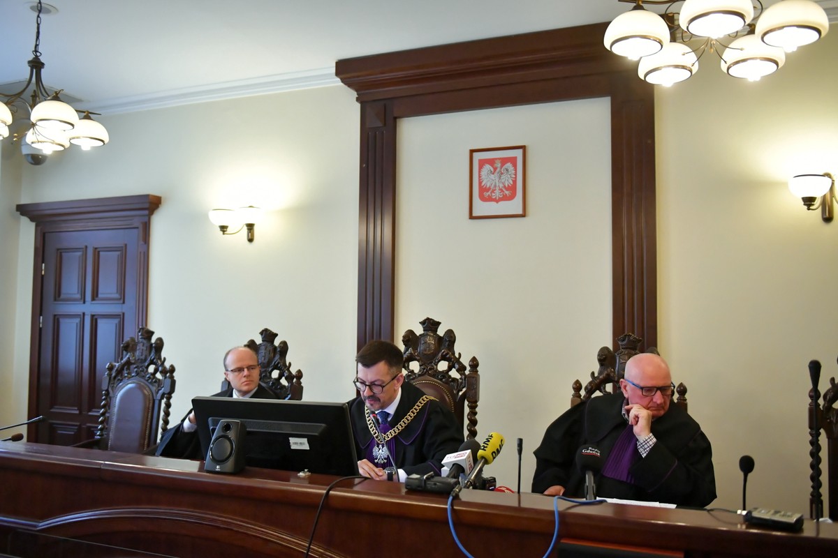 Sędziowie: Rafał Ryś (L), Sławomir Steinborn (C) i Jerzy Sałata (P) na sali rozpraw Sądu Apelacyjnego w Gdańsku, 30 bm.