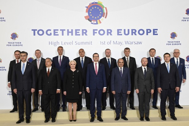 Warszawa, 01.05.2019. Do wspólnego zdjęcia pozują od lewej: wiceprzewodniczący Komisji Europejskiej Jyrki Katainen, premier Chorwacji Andrej Plenkovic, minister spraw zagranicznych Łotwy Edgars Rinkevics, premier Węgier Viktor Orban, wicepremier Słowacji Richard Rasi, premier Rumunii Vasilica-Viorica Dancila, premier Bułgarii Bojko Borisow, premier RP Mateusz Morawiecki, premier Litwy Saulius Skvernelis, przewodniczący Izby Reprezentantów Republiki Cypryjskiej Dimitris Siluris, premier Czech Andrej Babis, premier Malty Joseph Muscat, minister spraw zagranicznych oraz wicepremier Słowenii Miro Cerar, premier Estonii Juri Ratas i szef polskiego MSZ Jacek Czaputowicz. Na Zamku Królewskim w Warszawie, 1 bm. odbywa się szczyt Together for Europe - High Level Summit, w którym biorą udział m.in. szefowie rządów państw europejskich, którzy przyjechali do Polski na zaproszenie premiera Mateusza Morawieckiego w ramach obchodów rozszerzenia UE z 2004 r. (cat) PAP/Radek Pietruszka