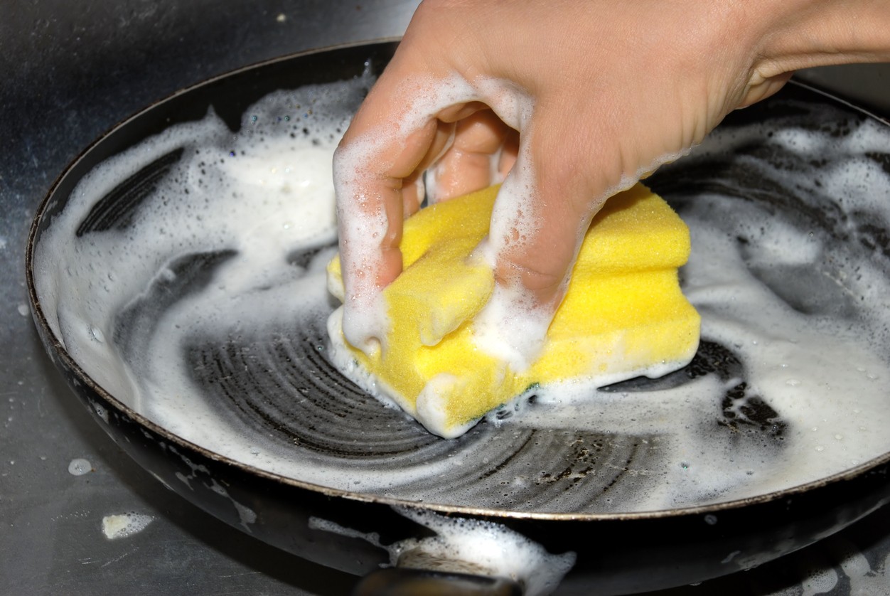 Zamrznutá kuchynská hubka môže poslúžiť aj pri čistení pripálených panvíc a zaschnutej mastnoty.