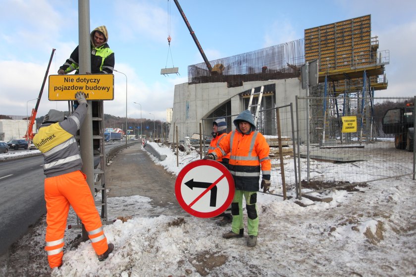 Robotnicy przy budowie wiaduktu na ul. Słowackiego w Gdańsku