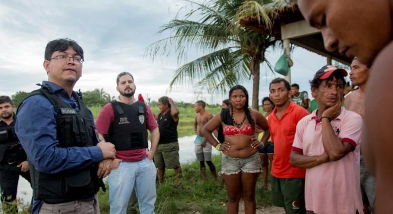 Handout picture released by the Indigenous Missionary Council (CIMI) showing police officers (L) talking to Gamela indigenous people after a farmers attack in Viana, Maranhao state, north of Brazil on May 1, 2017